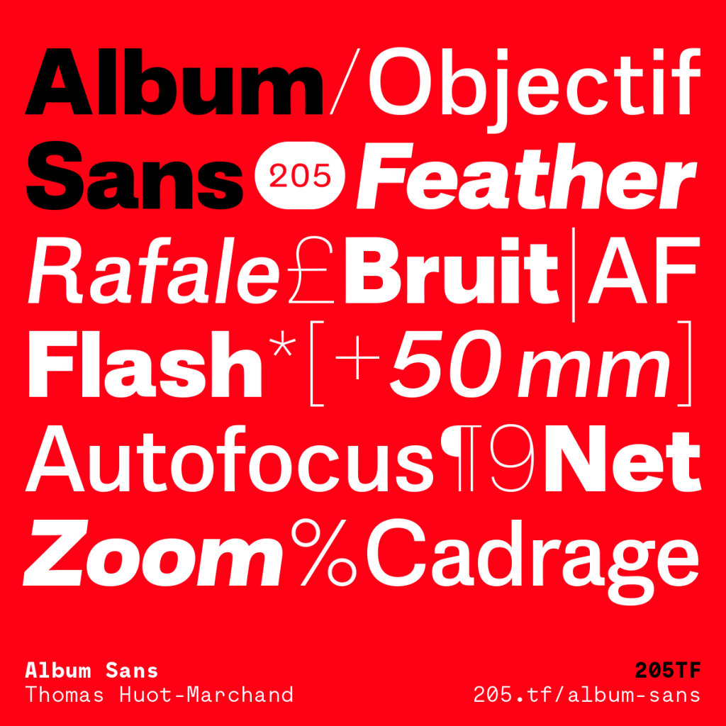 Schriftmuster für die Schrift Album Sans von Thomas Huot-Marchand. Gezeigt werden auf hellrotem Grund die Wörter Album Sans in schwarz und weitere Wörter, Zahlen und Zeichen in weiss.