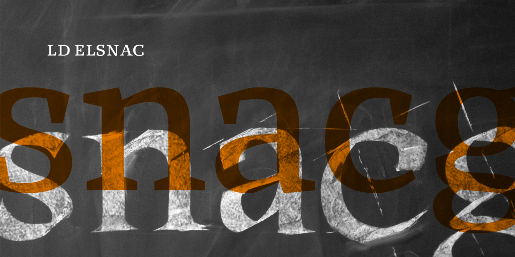 Schriftmuster der Schrift LD Elsnac von Kai Büschl. Auf dunkelgrauem, tafelähnlichem Grund sieht man in weiss als Kreidezeichnung die Buchstaben „snacg“. Darüber gelegt sind die gleichen Buchstaben in orange als gesetzte Buchstaben.