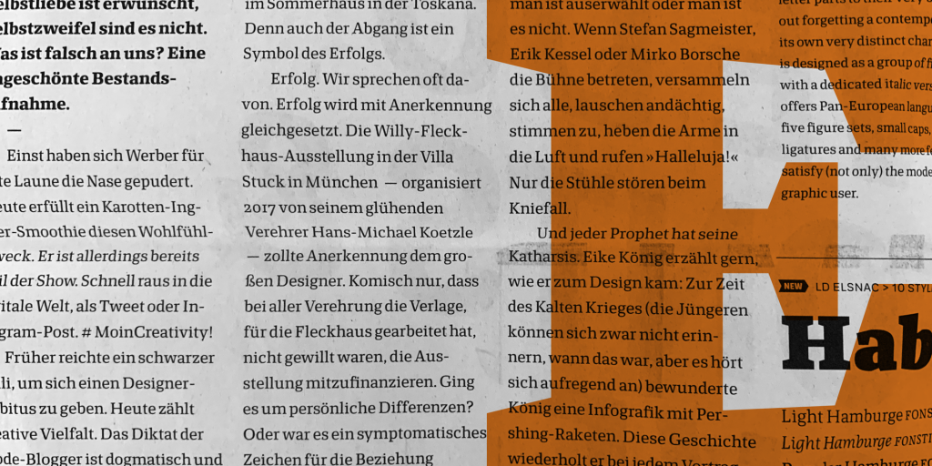 Schriftmuster der Schrift LD Elsnac von Kai Büschl. Auf weissem Grund sieht man als Ausschnitt 4 Spalten Text in kleiner Schriftgröße. In Orange ist ein Versal-E über den Text gelegt.
