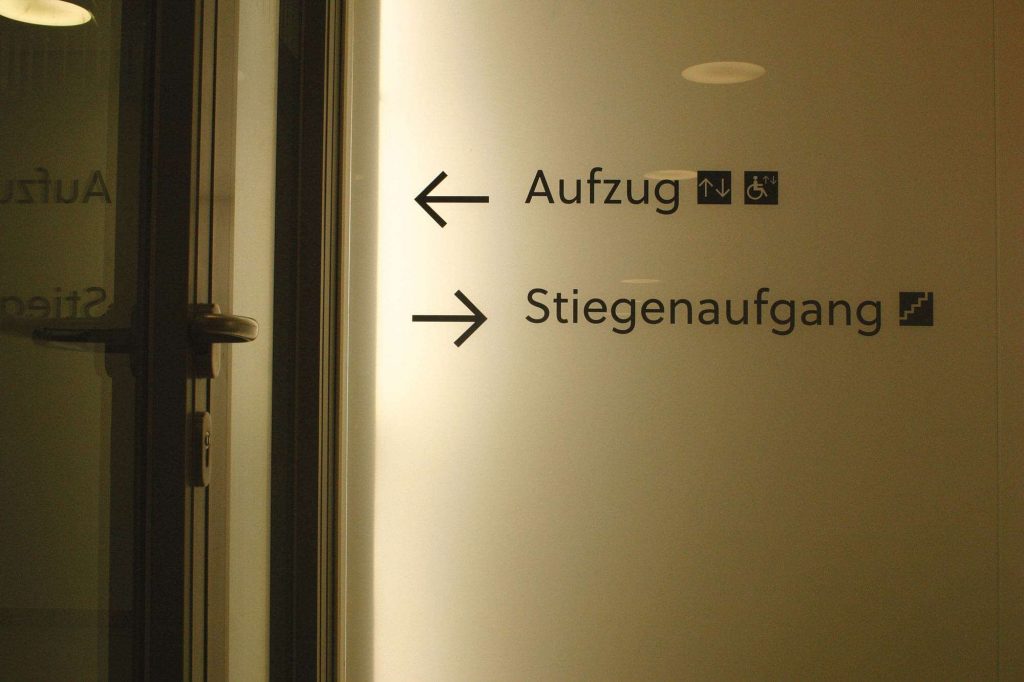 Wolfgang Homola – Die Soleil in der Nutzung für Orientierungssysteme. Hier als Beispiel für die Ausweisung des Aufzugs und des Stiegenaufgangs.