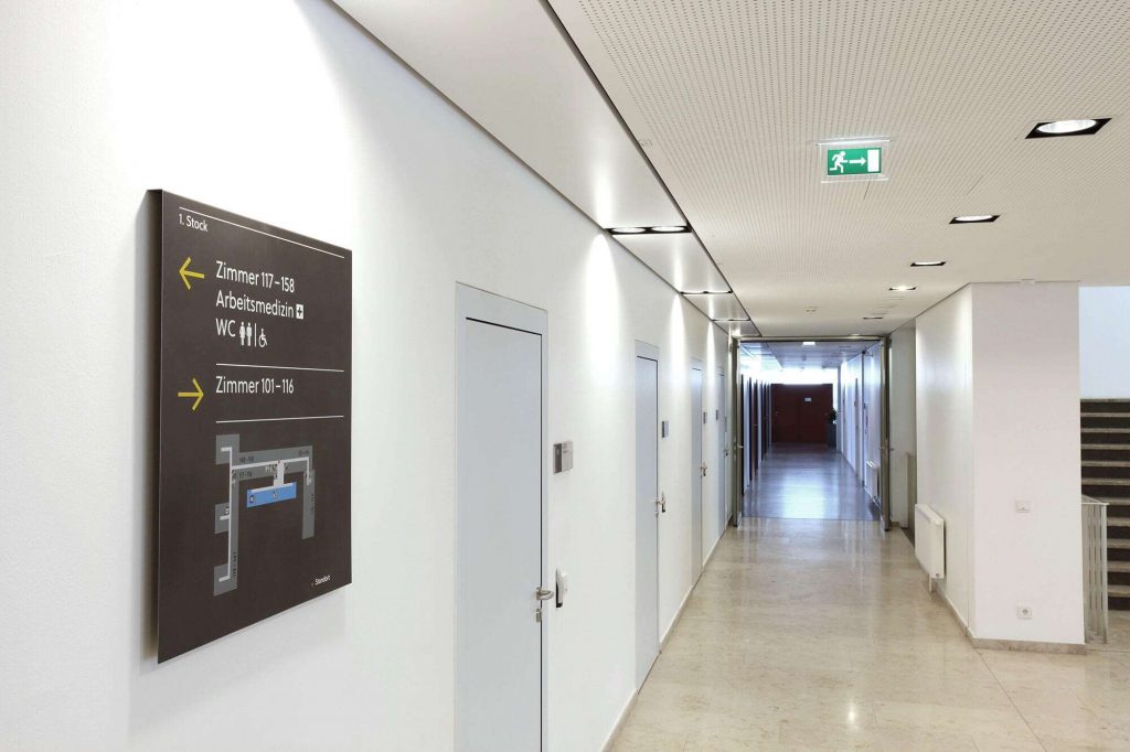 Wolfgang Homola – Die Schrift Soleil in der Nutzung bei Orientierungssystemen in einem Gebäude. Hier auf einem Schild.