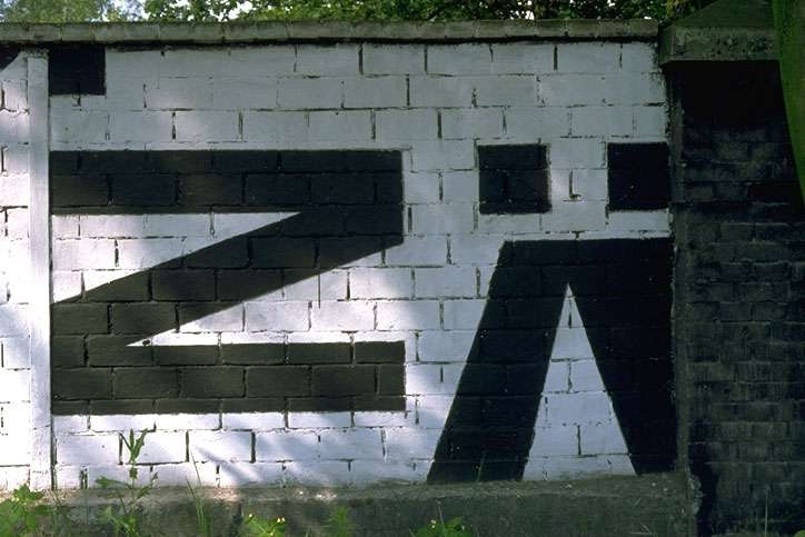 Bundestreffen 1998 in Potsdam – Typo als Graffiti an der Mauer – N und Ä