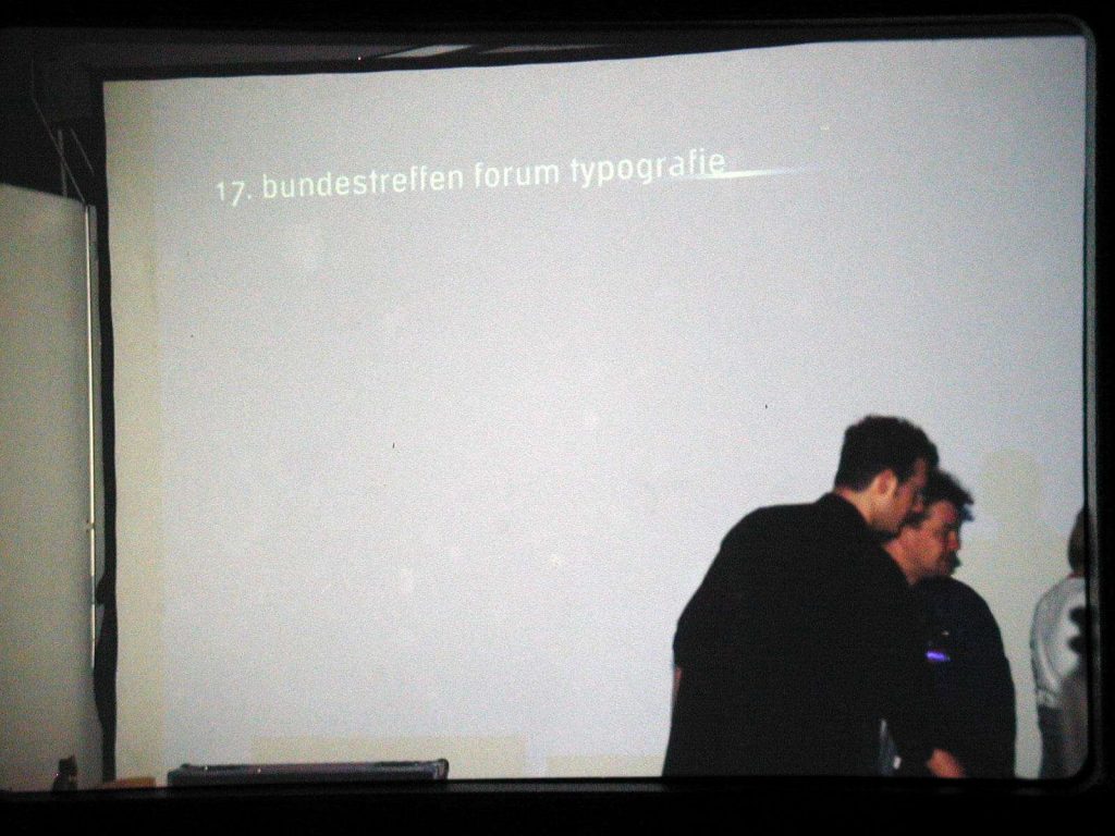Bundestreffen 1998 in Potsdam – Leinwand, auf der der 17. bundestreffen forum typografie steht
