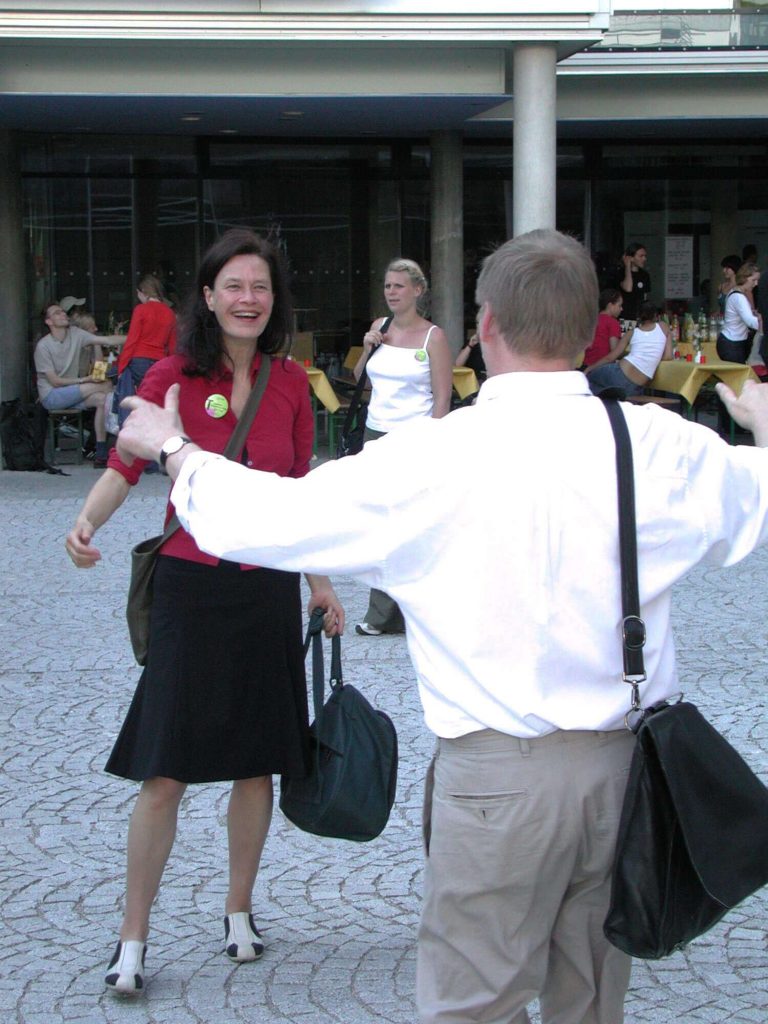 Bundestreffen 2002 in München – zwei Personen tanzen vor dem Eingang